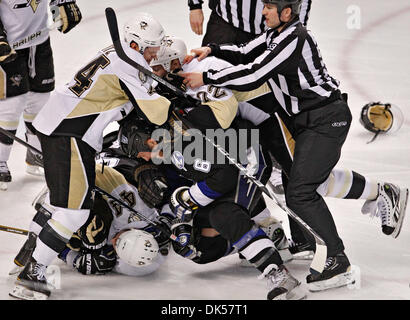 25 avril 2011 - DANIEL WALLACE | fois.TP 337145   19 mur de la foudre (04/25/2011 Tampa) Lightning de Tampa Bay Ryan Malone de l'aile gauche (6) et du centre Steven Stamkos Lightning (91) (non illustré) enchevêtrement avec plusieurs Penguins de Pittsburgh, y compris l'aile gauche Chris Kunitz (14), le défenseur Brooks Orpik (44) et l'aile droite Alexei Kovalev (72). La période de trois mesures : Tampa Bay le jeu Pittsb Banque D'Images