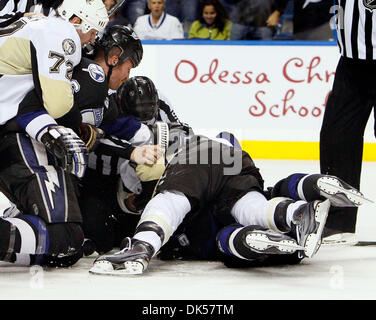 25 avril 2011 - Tampa, FL - DIRK SHADD | fois .SP 337144    LIGHTNING SHAD 34 (04/25/11 TAMPA) à partir de la gauche : Pittsburgh Penguins Alex Kovalev (72) attrape sur le Lightning de Tampa Bay Ryan Malone (6) qu'il obtient dans la mêlée sur la glace entre Lightning Steven Stamkos Lightning (91) et des pingouins Brooks Orpik (44) au cours de la troisième période de l'action jeu 6 des éliminatoires de la coupe Stanley à la St. Banque D'Images