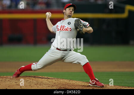 Avril 26, 2011 - Phoenix, Arizona, États-Unis - le lanceur des Phillies de Philadelphie Roy Oswalt (44) offre une hauteur de 7-5 au cours d'une perte pour l'Arizona Diamondbacks à Chase Field à Phoenix, Arizona. (Crédit Image : © inférieur gène/global/ZUMAPRESS.com) Southcreek Banque D'Images