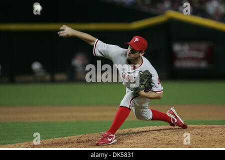 Avril 26, 2011 - Phoenix, Arizona, États-Unis - le lanceur des Phillies de Philadelphie Roy Oswalt (44) offre une hauteur de 7-5 au cours d'une perte pour l'Arizona Diamondbacks à Chase Field à Phoenix, Arizona. (Crédit Image : © inférieur gène/global/ZUMAPRESS.com) Southcreek Banque D'Images