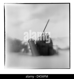 L'Antarctique, l'Île Déception, Blurred image en noir et blanc de la corrosion des chaudières dans la neige à Whalers Cove Banque D'Images