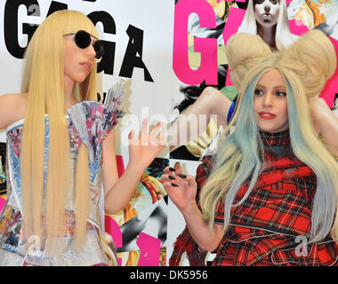 Tokyo, Japon. 1er décembre 2013. Lady Gaga et une Gagadoll, Dec 01, 2013 : Tokyo, Japon : la chanteuse Lady GAGA assiste à une conférence de presse pour son nouvel album "ARTPOP" à Tokyo, Japon, le 1 décembre 2013. Credit : AFLO Co.,Ltd/Alamy Live News Banque D'Images