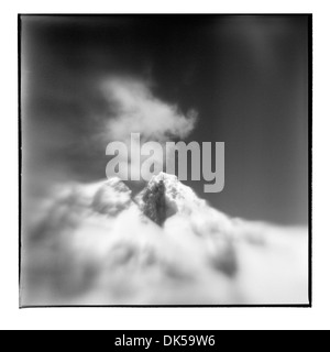 L'antarctique, floue image en noir et blanc des sommets de montagnes le long du Canal Lemaire sur l'après-midi d'été ensoleillé Banque D'Images