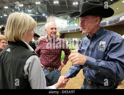 29 avril 2011 - Lexington, KY., NOUS - Lyle Lovett , droit, accueilli la première Dame Jane Beshear, gauche et le gouverneur Steve Beshear, centre après il montait dans le Smart et Shiney CRI5 étoiles Kentucky Ariat Reining Cup à l'Arène Alltech Rolex Kentucky Three-Day au cours de l'événement au Le Kentucky Horse Park de Lexington, KY., le vendredi 29 avril 2011. Photo par Pablo Alcala | Personnel (crédit Im Banque D'Images