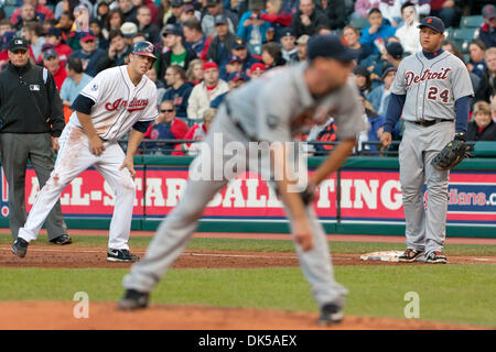 29 avril, 2011 - Cleveland, Ohio, États-Unis - Cleveland frappeur Shelley Duncan (47) Il est un chef de file au large d'abord en tant que joueur de premier Detroit Miguel Cabrera (24) tente de le tenir fermé durant la seconde manche. Les Indians de Cleveland se sont ralliés à battre les Tigers de Detroit 9-5 au Progressive Field de Cleveland, Ohio. (Crédit Image : © Frank Jansky/global/ZUMAPRESS.com) Southcreek Banque D'Images