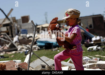 30 avril 2011 - Tuscaloosa, AL, États-Unis - CORRIGE ID POUR CHLOE (STED DE CHOLE) Le 29 avril 2011 - Chloe Thomas , 5, tient son animal en peluche qu'elle marche avec sa mère à travers le projet d'habitation Cour Rosedale à Tuscaloosa. Chloe a sa mère et son frère pour voir la destruction parce qu'ils posaient beaucoup de questions sur les dommages. Elle voulait leur faire voir la puissance de na Banque D'Images