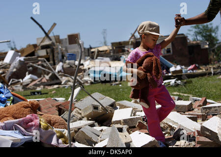 30 avril 2011 - Tuscaloosa, AL, États-Unis - CORRIGE ID POUR CHLOE (STED DE CHOLE) Le 29 avril 2011 - Chloe Thomas , 5, tient son animal en peluche qu'elle marche avec sa mère à travers le projet d'habitation Cour Rosedale à Tuscaloosa. Chloe a sa mère et son frère pour voir la destruction parce qu'ils posaient beaucoup de questions sur les dommages. Elle voulait leur faire voir la puissance de na Banque D'Images