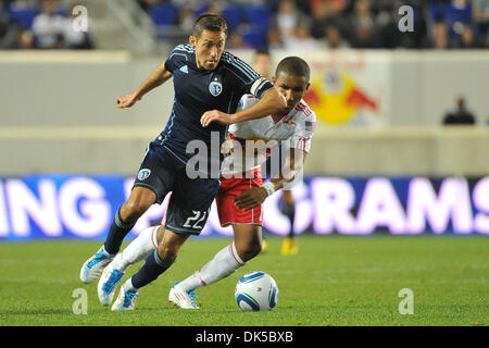 30 avril 2011 - Harrison, New Jersey, États-Unis - Sporting KC terrain Davy Arnaud (22) en action au cours de l'action de la Major League Soccer chez Red Bull Stadium à Harrison dans le New Jersey Kansas City falls à New York 0 à1 (Image Crédit : © Brooks von Arx/ZUMAPRESS.com) Southcreek/mondial Banque D'Images