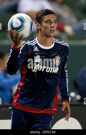 30 avril 2011 - Carson, Californie, États-Unis - Chivas USA defender Zarek Valentin # 20 au cours de la Major League Soccer match entre le New England Revolution et Chivas USA au Home Depot Center. Chivas USA a ensuite battu le New England Revolution avec le score final de 3-0. (Crédit Image : © Brandon Parry/global/ZUMAPRESS.com) Southcreek Banque D'Images