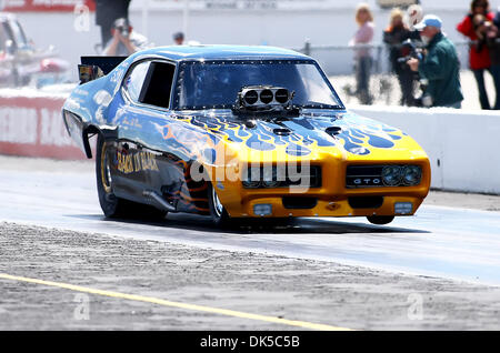 30 avril 2011 - Eagle, West Virginia, United States of America - nitro NHRA funny car driver Dennis La Charite lors du premier tour de qualification à la NHRA Heritage Series event à la 41e assemblée annuelle de l'amorceur NAPA Pièces d'auto présenté par Dan Weibold Ford, comme une partie de la série de Course Lucas Oil. (Crédit Image : © Brian Lossness/ZUMAPRESS.com) Southcreek/mondial Banque D'Images