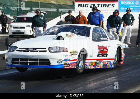 30 avril 2011 - Eagle, West Virginia, United States of America - NHRA pilote xxxx xxxx au cours de la NHRA Heritage Series event à la 41e assemblée annuelle de l'amorceur NAPA Pièces d'auto présenté par Dan Weibold Ford, comme une partie de la série de Course Lucas Oil. (Crédit Image : © Brian Lossness/ZUMAPRESS.com) Southcreek/mondial Banque D'Images