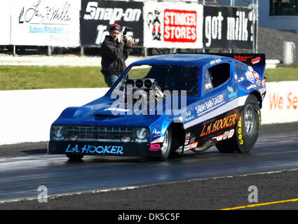 30 avril 2011 - Eagle, West Virginia, United States of America - NHRA funny car driver Steve Rajcic au cours de la dernière session de qualification à la NHRA Heritage Series event à la 41e assemblée annuelle de l'amorceur NAPA Pièces d'auto présenté par Dan Weibold Ford, comme une partie de la série de Course Lucas Oil. (Crédit Image : © Brian Lossness/ZUMAPRESS.com) Southcreek/mondial Banque D'Images