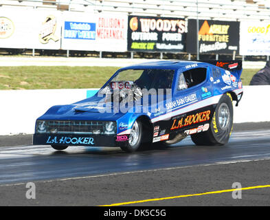 30 avril 2011 - Eagle, West Virginia, United States of America - NHRA funny car driver Steve Rajcic au cours de la dernière session de qualification à la NHRA Heritage Series event à la 41e assemblée annuelle de l'amorceur NAPA Pièces d'auto présenté par Dan Weibold Ford, comme une partie de la série de Course Lucas Oil. (Crédit Image : © Brian Lossness/ZUMAPRESS.com) Southcreek/mondial Banque D'Images