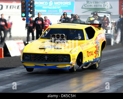 30 avril 2011 - Eagle, West Virginia, United States of America - NHRA pilote xxxx xxxx au cours de la NHRA Heritage Series event à la 41e assemblée annuelle de l'amorceur NAPA Pièces d'auto présenté par Dan Weibold Ford, comme une partie de la série de Course Lucas Oil. (Crédit Image : © Brian Lossness/ZUMAPRESS.com) Southcreek/mondial Banque D'Images