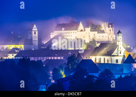 Nuit à Fussen, brumeux de l'Allemagne. Banque D'Images