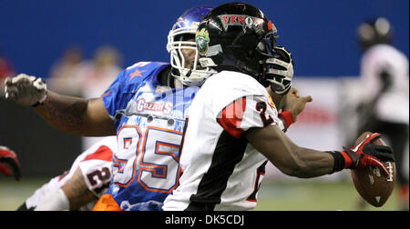 29 avril 2011 - Fairbanks, AK, États-Unis - John Wagner/Fairbanks News-Miner.défensive Grizzlies poseur Tyron Hurst, gauche, pressions Wenatchee quarterback Dowdell Charles pendant la soirée du vendredi, 29 avril 2011, match à la Carlson Center. Dowdell a été appelé à l'échouement dans le jeu. (Crédit Image : © John Wagner/Fairbanks News-Miner Quotidien/ZUMAPRESS.com) Banque D'Images