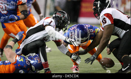 29 avril 2011 - Fairbanks, AK, États-Unis - John Wagner/News-Miner.Les joueurs chercher une balle lâche après Fairbanks Grizzlies linebacker Stephen Faoro, rayé en bas à gauche, le ballon des mains de Wenatchee receveur Timothy Simmons, deuxième à gauche, au cours du vendredi soir, le 29 avril 2011, match à la Carlson Center. (Crédit Image : © John Wagner/Fairbanks News-Miner Quotidien/ZUMAP Banque D'Images