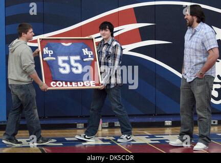 29 avril 2011 - Fairbanks, AK, États-Unis - Sam Harrel/News-Miner.Champion Superbowl et Daryn Colledge supérieures au pôle nord est présenté avec son chandail des Patriotes au cours d'une assemblée générale vendredi après-midi, le 29 avril 2011, à l'école. Ryan Wentland, gauche, et Garrett Bennett, moyen, faire la présentation. Colledge est un poseur de avec les Packers de Green Bay qui a remporté cette année, le Superbowl. Il gr Banque D'Images