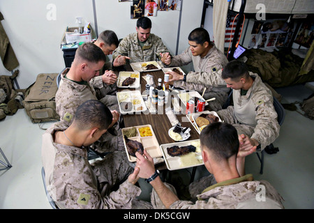 Les Marines Américains servant au sein du 3e Bataillon, 7e Régiment de Marines de la Force de sécurité de l'équipe de conseiller prient avant de prendre votre dîner de Thanksgiving, le 28 novembre 2013 en Afghanistan, Delaram. Banque D'Images
