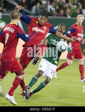 30 avril 2011 - Portland, Oregon, États-Unis d'Amérique - Real Salt Lake defender Chris Schuler (28) et REAL Salt Lake sera le milieu de Johnson (8) essayer de conserver la possession alors que Portland Timbers avant Jorge Perlaza (15) défend l'occasion d'un match à Jeld-Wen Field à Portland, Oregon. Le bois a battu le Real Salt Lake 1-0 pour rester invaincus à la maison. (Crédit Image : © Mike UN Banque D'Images