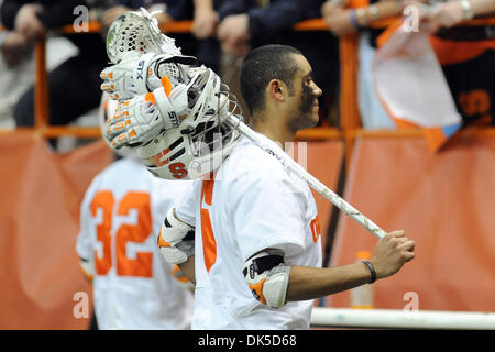 1 mai 2011 - Syracuse, New York, États-Unis - Syracuse milieu Orange Joe Moore (6) Promenades dans le vestiaire après la défaite de Syracuse 11-8 au top Notre Dame à la Carrier Dome à Syracuse, New York. (crédit Image : © Michael Johnson/ZUMAPRESS.com) Southcreek/mondial Banque D'Images