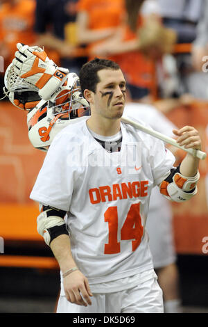 1 mai 2011 - Syracuse, New York, États-Unis - Tom Palasek attackman Orange de Syracuse (14) randonnées dans le vestiaire après la défaite de Syracuse 11-8 au top Notre Dame à la Carrier Dome à Syracuse, New York. (crédit Image : © Michael Johnson/ZUMAPRESS.com) Southcreek/mondial Banque D'Images