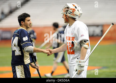 1 mai 2011 - Syracuse, New York, États-Unis - Notre Dame Fighting Irish de terrain Ben Ashenburg (44) et de Syracuse Orange défenseurs Bryan Clegg (12) serrer la main après la défaite de Syracuse 11-8 au top Notre Dame au Carrier Dome à Syracuse, New York. (crédit Image : © Michael Johnson/ZUMAPRESS.com) Southcreek/mondial Banque D'Images