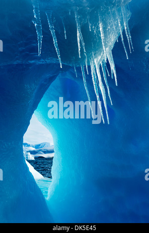 L'antarctique, les glaçons pendent à iceberg près de l'île d'entreprise dans le long de la baie Wilhelmina Péninsule Antarctique Banque D'Images