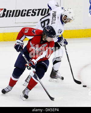 1 mai 2011 - Washington, DC, DC - DIRK SHADD | fois 337937 .OT    LIGHTNING SHAD 20 (05/01/11 Washington, DC) Lightning de Tampa Bay Teddy Purcell (16) fait une voler sur les Capitals de Washington Nicklas Backstrom (19) puis obtient la rondelle à Marty St Louis (26) de se connecter pour la Saint Louis but au cours de la troisième période d'action Match 2 de la demi-finale de conférence de l'Est au Verizon Center Banque D'Images