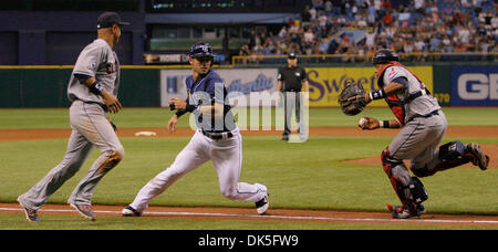 28 mai 2011 - Saint Petersburg, FL, USA - SP   335913 FONDATION RAYONS 11.EDMUND D. Fountain | fois .(05/28/2011 Saint-pétersbourg) Cleveland Indians catcher Carlos Santana (41), à droite, et les Indians de Cleveland le deuxième but Orlando Cabrera (20), gauche chase les Rays de Tampa Bay l'arrêt-court Sean Rodriguez (1), centre, pour la finale d'un 7-3 perte pour le soleil sur le 28 mai 2011 à Tropicana Field Banque D'Images