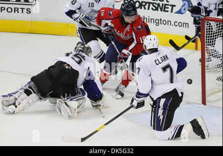 29 avril 2011 - Washington, DC, DC - DIRK SHADD | fois 337896 .OT    LIGHTNING SHAD (04/29/11 Washington, DC) Lightning de Tampa Bay Brett Clark (7) vers le bas en avant du net à l'appui de son gardien Dwayne Roloson (35) contre les Capitals de Washington Nicklas Backstrom (19) au cours de l'action de la seconde période de jeu 1 de la demi-finale de conférence de l'Est au Verizon Center à Washington, DC Banque D'Images