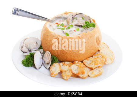 Soupe chaudrée de palourdes dans un bol de pain isolé sur un fond blanc. Banque D'Images