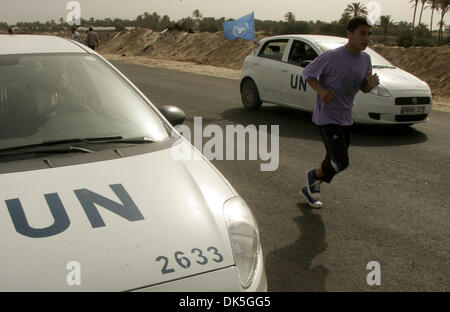 05 mai 2011 - Rafah, bande de Gaza - un participant palestinien s'exécute dans la ville de Rafah, dans le sud de la bande de Gaza comme ils sont en concurrence dans la bande de Gaza, le premier marathon qui s'étend sur toute la longueur de l'enclave côtière. Plus de 1 000 coureurs ont participé dimanche dans la bande de Gaza est une étape marathon, loisirs de l'événement dans un territoire beaucoup plus habitués à la guerre et à v Banque D'Images