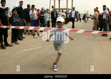 05 mai 2011 - Rafah, bande de Gaza - un participant palestinien s'exécute dans la ville de Rafah, dans le sud de la bande de Gaza comme ils sont en concurrence dans la bande de Gaza, le premier marathon qui s'étend sur toute la longueur de l'enclave côtière. Plus de 1 000 coureurs ont participé dimanche dans la bande de Gaza est une étape marathon, loisirs de l'événement dans un territoire beaucoup plus habitués à la guerre et Banque D'Images