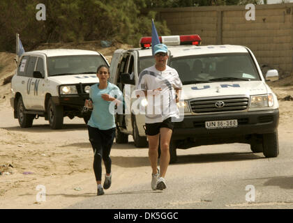 05 mai 2011 - Rafah, bande de Gaza - l'UNRWA (United Nations Relief and Works Agency for Palestine Refugees) GEMMA CONNELL employé s'exécute dans la bande de Gaza, le premier marathon à Rafah, au sud de la bande de Gaza. Plus de 1 400 Palestiniens ont été en place avant l'aube pour prendre part au marathon, l'exécution de toute la longueur de l'enclave côtière. Plus de 1 000 coureurs ont participé dimanche dans le Gaz Banque D'Images