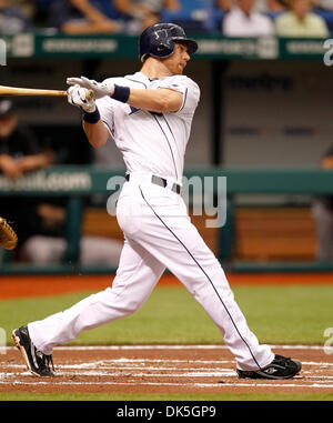 Le 5 mai 2011 - Saint Petersburg, FL, USA - JAMES | BORCHUCK 335905 fois.SP  BORC rayons x (05/05/11) (St. Petersburg, FL) Ben Zobrist des célibataires en première manche pendant les rayons match contre les Blue Jays de Toronto au Tropicana Field, le jeudi 5 mai 2011. [JAMES] BORCHUCK, fois (crédit Image : © St. Petersburg Times/ZUMAPRESS.com) Banque D'Images