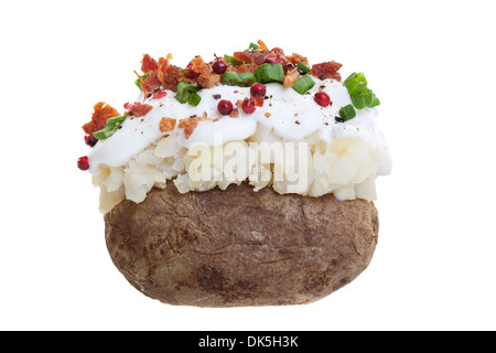 Une pomme de terre au four farcies avec de la crème, lardons et oignons verts. Tourné sur un fond blanc. Banque D'Images