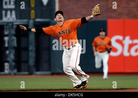 Le 6 mai 2011 - San Francisco, Californie, États-Unis - San Francisco Giants le deuxième but Freddy Sanchez (21) appelle un pop fly pendant le jeu MLB entre les Giants de San Francisco et les Rockies du Colorado à AT&T Park à San Francisco, CA. Les Giants ont remporté 4-3. (Crédit Image : © Matt Cohen/ZUMAPRESS.com) Southcreek/mondial Banque D'Images