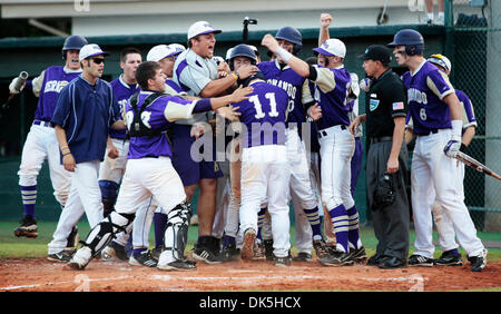 Le 6 mai 2011 - FL, USA - SERA VRAGOVIC | fois.ht   337716 vrag baseball 06 (05/06/11 de Brooksville) Hernando's Louis Colaiacomo (11) est accueilli à la maison, après avoir atteint un plateau trois-run homer au cours de la demi-finale régionale jeu à Hernando High School à Brooksville vendredi soir. [WILL VRAGOVIC, fois] (crédit Image : © St. Petersburg Times/ZUMAPRESS.com) Banque D'Images