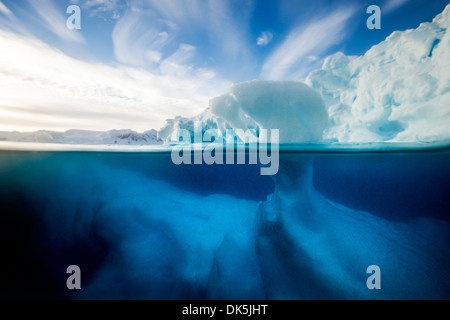 L'antarctique, sous-vue de la fonte iceberg flottant près de l'île d'Entreprise Péninsule Antarctique le long de la baie Wilhelmina Banque D'Images