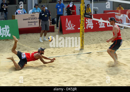 07 mai, 2011 - Jinshan, Chine - JULIUS BRINK se déplace pour mettre la main sur le ballon pendant le match pour la médaille de bronze à la SWATCH FIVB World Tour Shanghai Jinshan en ouvert. Brink et Jonas Reckermann de l'Allemagne a battu Adrian Gavira Collado Pablo Herrera et de l'Espagne au concours pour la troisième place. (Crédit Image : © Breningstall ZUMAPRESS.com)/Jeremy Banque D'Images