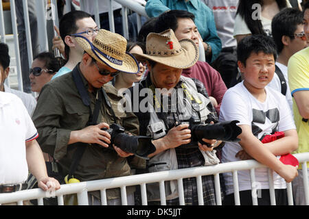 07 mai, 2011 - Jinshan, Chine - Le Nikon D3s n'est qu'un des nombreux appareils photo numériques sur l'écran dans le public de la Men's beach-volley jeux médaille du monde SWATCH FIVB Tour Shanghai Jinshan en Open. (Crédit Image : © Breningstall ZUMAPRESS.com)/Jeremy Banque D'Images