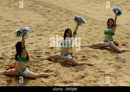 07 mai, 2011 - Jinshan, Chine - Cheerleaders effectuer pendant une pause dans le match pour la médaille de bronze à la SWATCH FIVB World Tour Shanghai Jinshan en ouvert. (Crédit Image : © Breningstall ZUMAPRESS.com)/Jeremy Banque D'Images