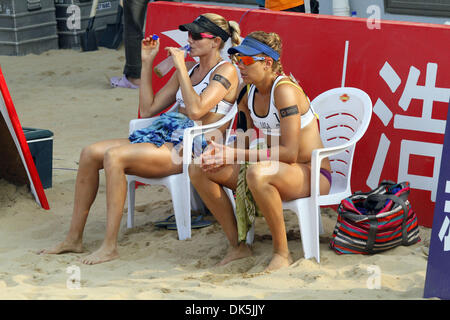 07 mai, 2011 - Jinshan, Chine - JENNIFER KESSY et APRIL ROSS attendre l'appel au début d'un match contre le Brésil à la SWATCH FIVB World Tour Shanghai Jinshan en ouvert. Américains Kessy et Ross défait Maria Antonelli et Talita Antunes du Brésil à l'avance à la demi-finale du beach-volley. (Crédit Image : © Breningstall ZUMAPRESS.com)/Jeremy Banque D'Images