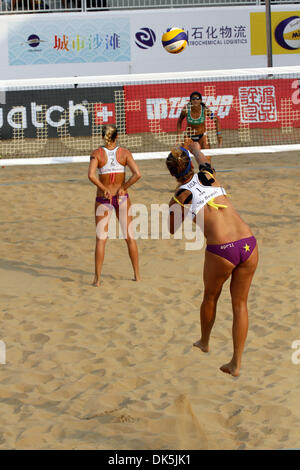 07 mai, 2011 - Jinshan, Chine - AVRIL ROSS établit un servir lors d'un match de volley-ball de plage de la femme contre le Brésil à la SWATCH FIVB World Tour Shanghai Jinshan en ouvert. Les Américains Jennifer Kessy et Ross défait Maria Antonelli et Talita Antunes du Brésil à l'avance à la demi-finale des femmes. (Crédit Image : © Breningstall ZUMAPRESS.com)/Jeremy Banque D'Images