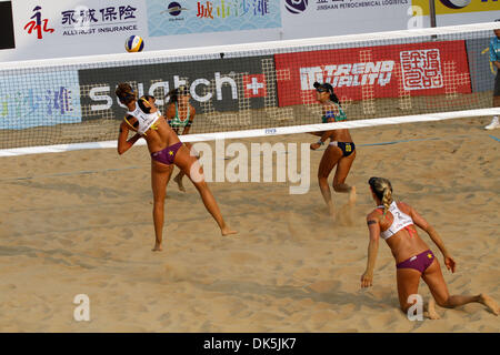 07 mai, 2011 - Jinshan, Chine - AVRIL ROSS envoie le Brésil en marche avec un disque dur touché lors d'un match de volley-ball de plage à la SWATCH FIVB World Tour Shanghai Jinshan en ouvert. Brink et Reckermann de l'Allemagne a battu Adrian Gavira Collado Pablo Herrera et de l'Espagne au concours pour la troisième place. (Crédit Image : © Breningstall ZUMAPRESS.com)/Jeremy Banque D'Images