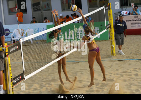 07 mai, 2011 - Jinshan, Chine - AVRIL ROSS tente d'obtenir la balle passé au Brésil pendant un match de volley-ball de plage à la SWATCH FIVB World Tour Shanghai Jinshan en ouvert. Brink et Reckermann de l'Allemagne a battu Adrian Gavira Collado Pablo Herrera et de l'Espagne au concours pour la troisième place. (Crédit Image : © Breningstall ZUMAPRESS.com)/Jeremy Banque D'Images