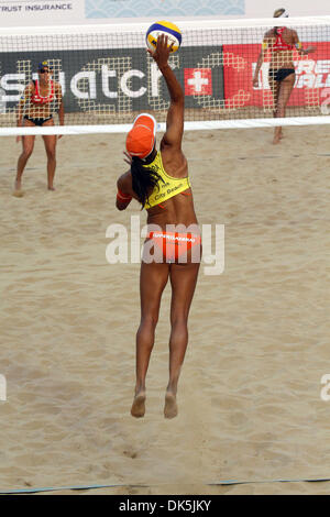 07 mai, 2011 - Jinshan, Chine - JULIANA SILVA sert avant les pratiques d'un match de volley-ball de plage à la SWATCH FIVB World Tour Shanghai Jinshan en ouvert. Brink et Reckermann de l'Allemagne a battu Adrian Gavira Collado Pablo Herrera et de l'Espagne au concours pour la troisième place. (Crédit Image : © Breningstall ZUMAPRESS.com)/Jeremy Banque D'Images