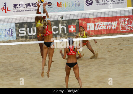 07 mai, 2011 - Jinshan, Chine - STEFANI SCHWAIGER balle est passé aux mains de JULIANA SILVA lors d'un match de volley-ball de plage à la SWATCH FIVB World Tour Shanghai Jinshan en ouvert. Brink et Reckermann de l'Allemagne a battu Adrian Gavira Collado Pablo Herrera et de l'Espagne au concours pour la troisième place. (Crédit Image : © Breningstall ZUMAPRESS.com)/Jeremy Banque D'Images