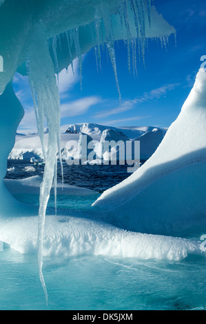 L'antarctique, suspendue au bout d'Icicle melting iceberg flottant près de l'île d'Entreprise Péninsule Antarctique le long de la baie Wilhelmina Banque D'Images